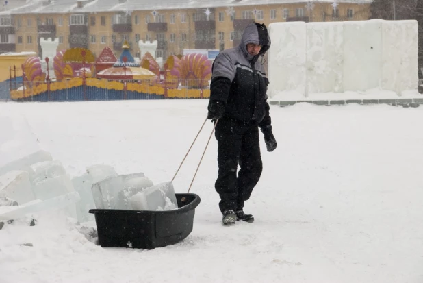 Новогодний снежный городок на площади Сахарова.