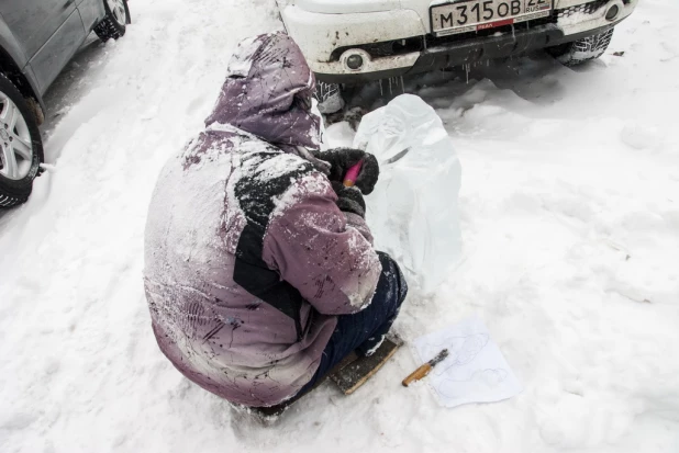 Новогодний снежный городок на площади Сахарова.