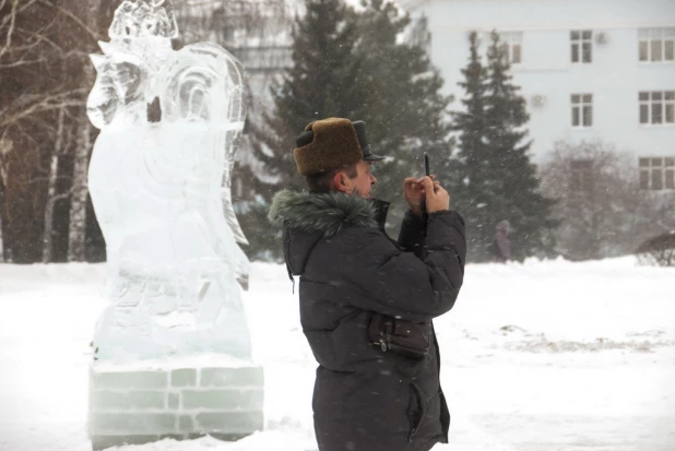 Новогодний снежный городок на площади Сахарова.