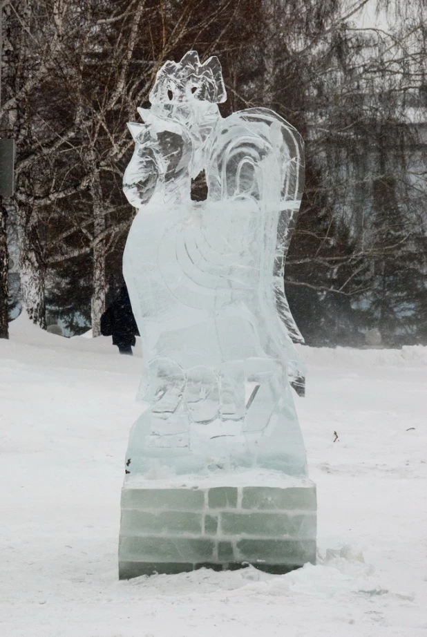 Новогодний снежный городок на площади Сахарова.