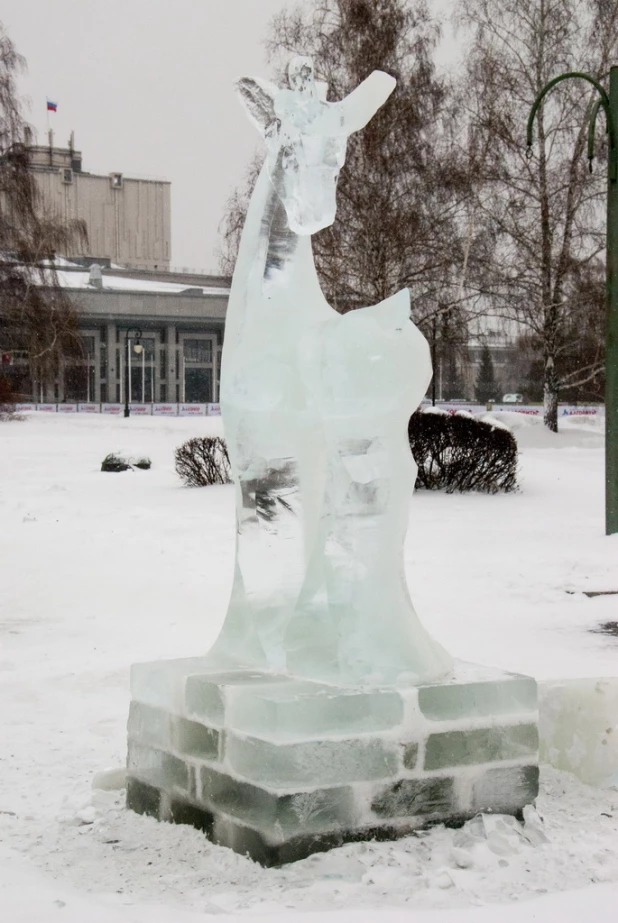 Новогодний снежный городок на площади Сахарова.