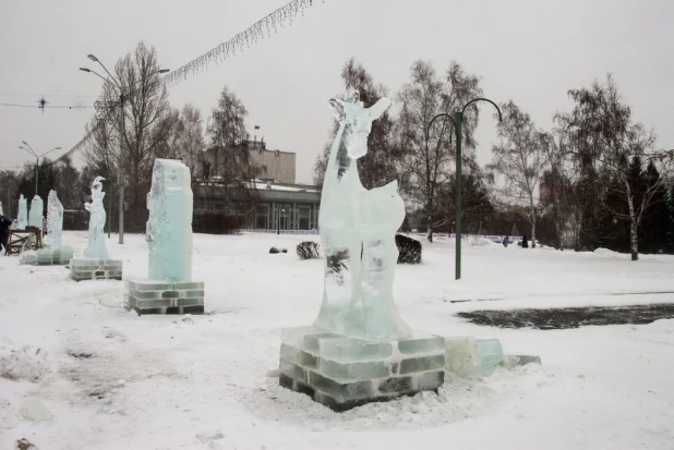 Новогодний снежный городок на площади Сахарова.