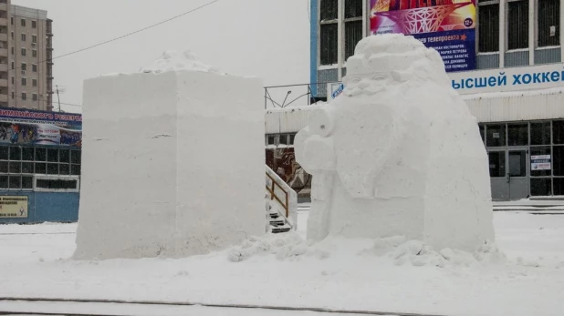 Новогодний снежный городок на площади Сахарова.