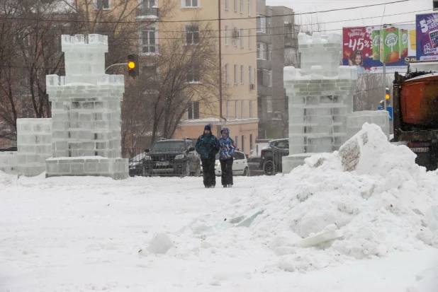 Новогодний снежный городок на площади Сахарова.