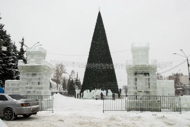 Новогодний снежный городок на площади Сахарова.