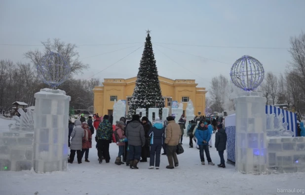 Открытие новогодней ёлки-2017 в Октябрьском районе Барнаула.