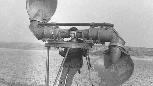 Слухачи до изобретения радаров улавливали гул авиационных моторов.