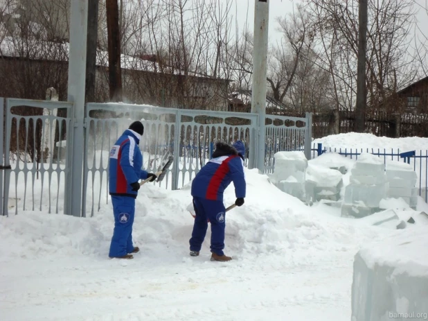 "Снежный десант" готовит Затон к Новому году.