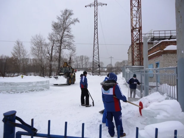 "Снежный десант" готовит Затон к Новому году.