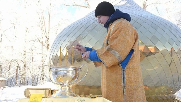 27 декабря 2016 года на колокольню Александро-Невского собора подняли купол