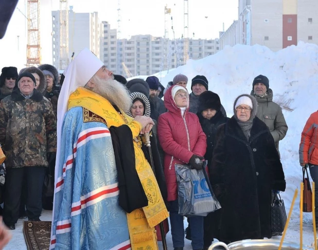 27 декабря 2016 года на колокольню Александро-Невского собора подняли купол