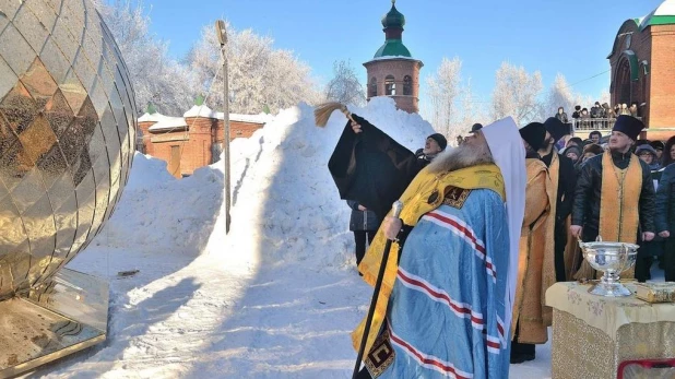 27 декабря 2016 года на колокольню Александро-Невского собора подняли купол