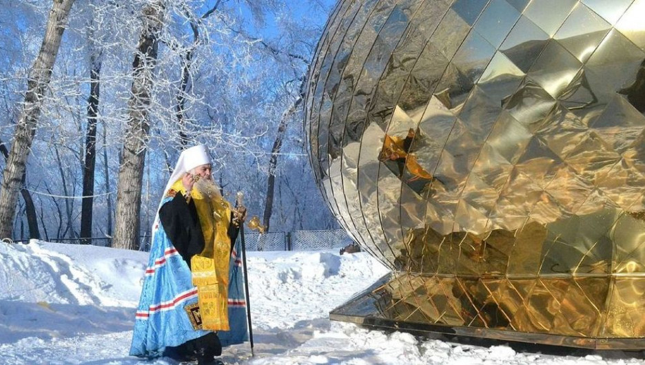 27 декабря 2016 года на колокольню Александро-Невского собора подняли купол