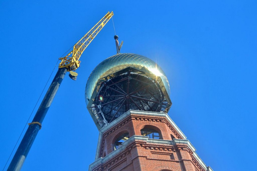 27 декабря 2016 года на колокольню Александро-Невского собора подняли купол
