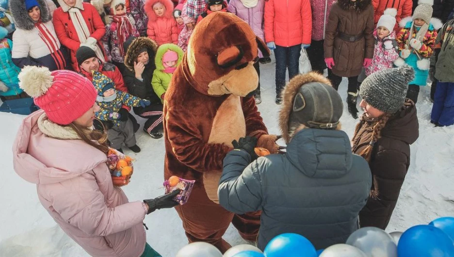 Большой праздник в квартале "Времена года".