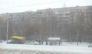 В Барнауле маршрутка "оседлала" сугроб.