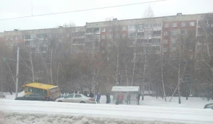 В Барнауле маршрутка "оседлала" сугроб.