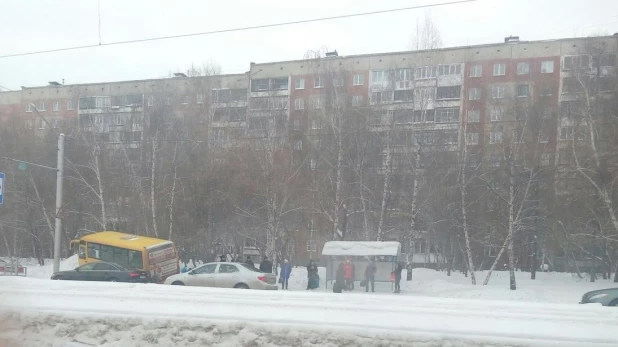 В Барнауле маршрутка "оседлала" сугроб.