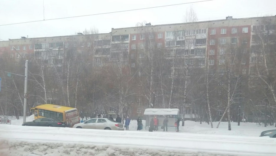 В Барнауле маршрутка "оседлала" сугроб.