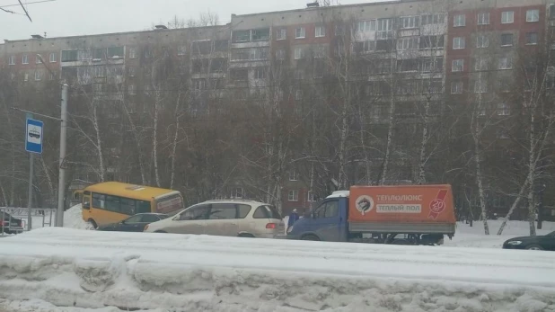 В Барнауле маршрутка "оседлала" сугроб.