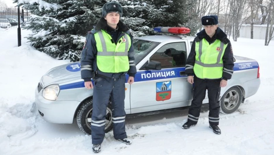 Инспекторы ДПС Илья Наливкин и Андрей Мордовин.