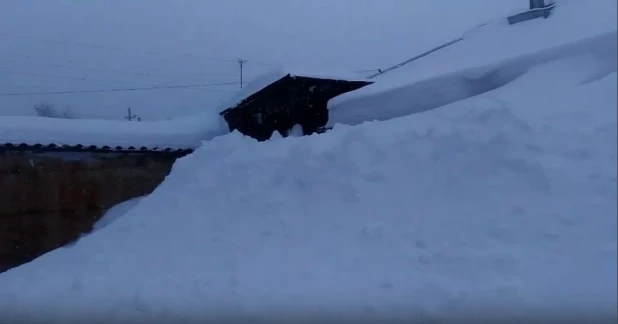 В крае намело огромные сугробы. 