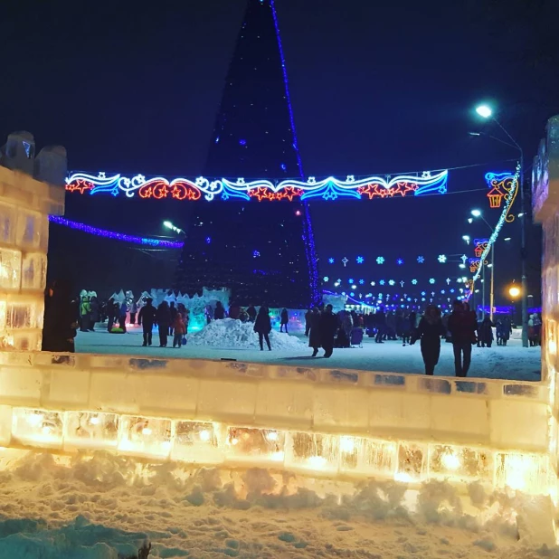 Барнаульцы на главной новогодней площади города.