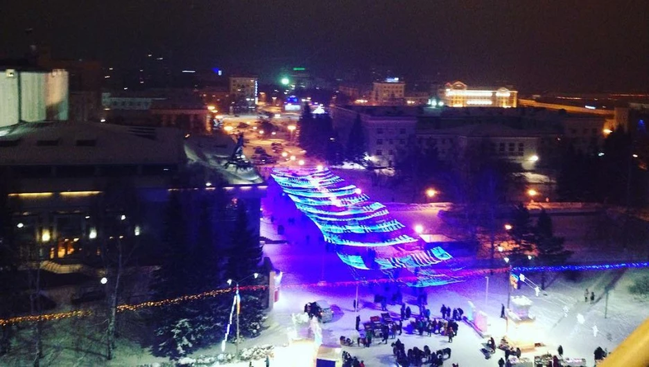 Барнаульцы на главной новогодней площади города.