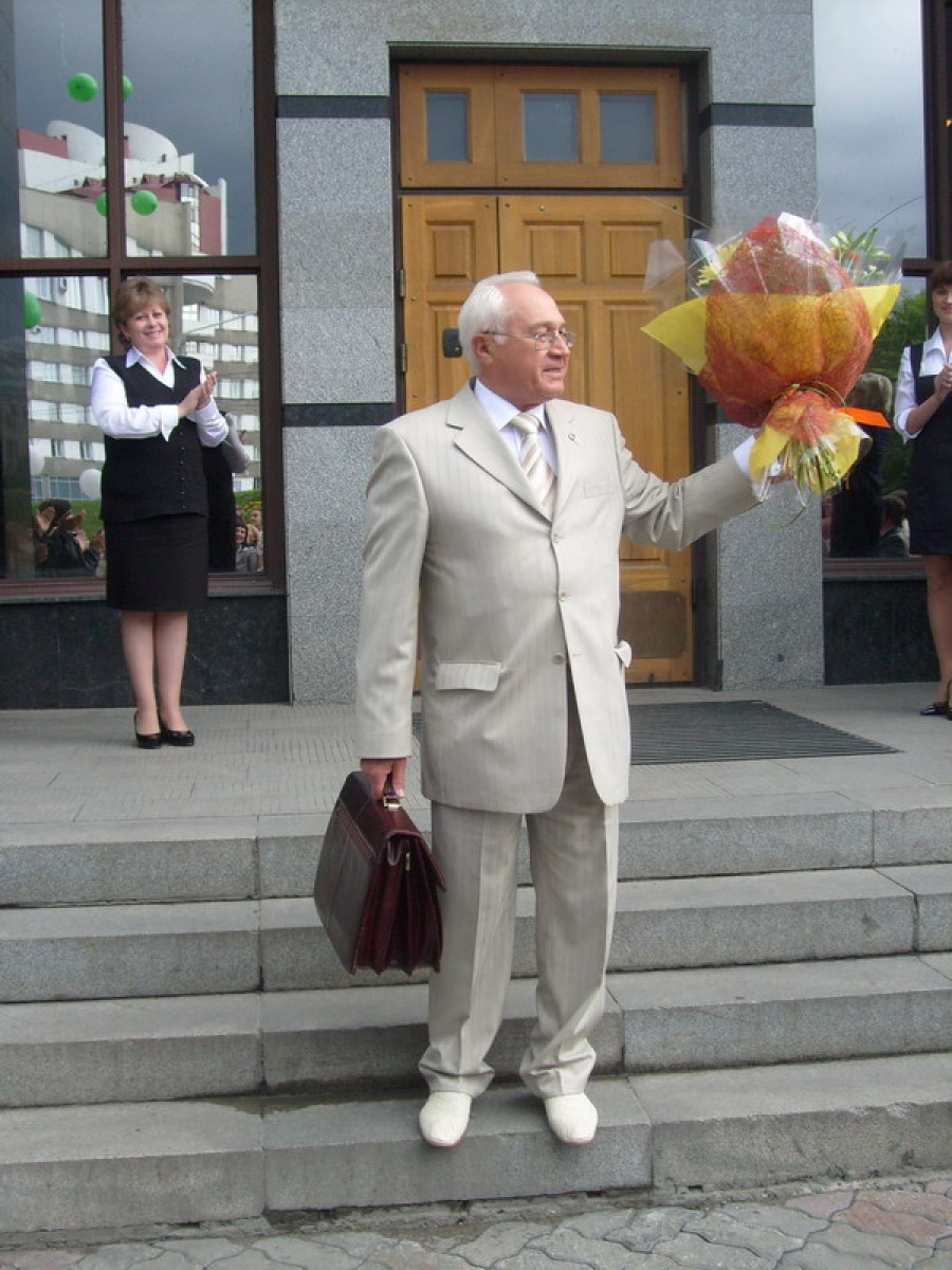 Последний день Владимира Песоцкого в Сбербанке. Коллеги говорят ему троекратное &quot;спасибо&quot;.