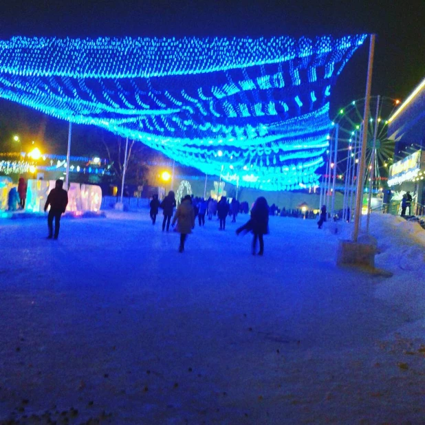 Барнаульцы на главной новогодней площади города.