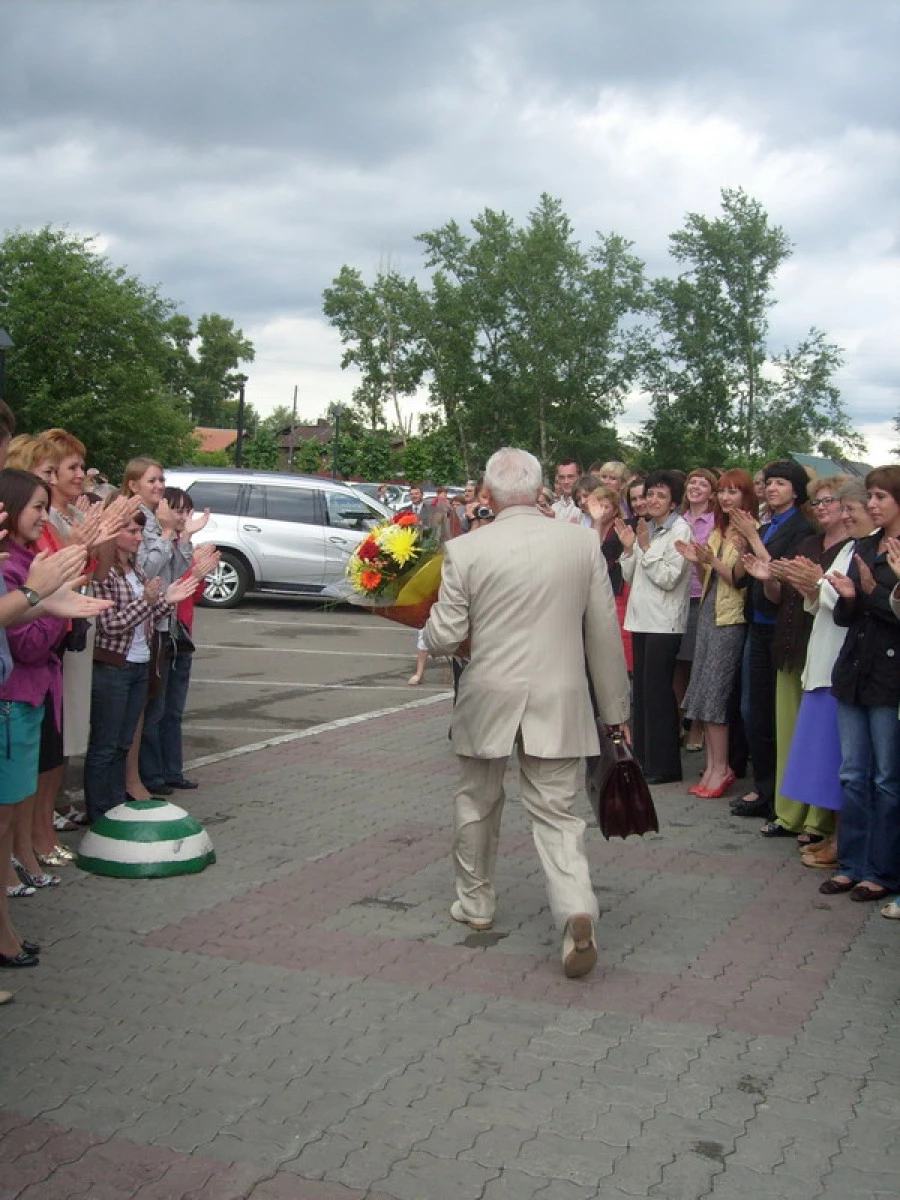 Последний день Владимира Песоцкого в Сбербанке. Коллеги говорят ему троекратное &quot;спасибо&quot;.