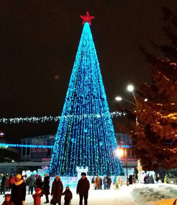 Барнаульцы на главной новогодней площади города.