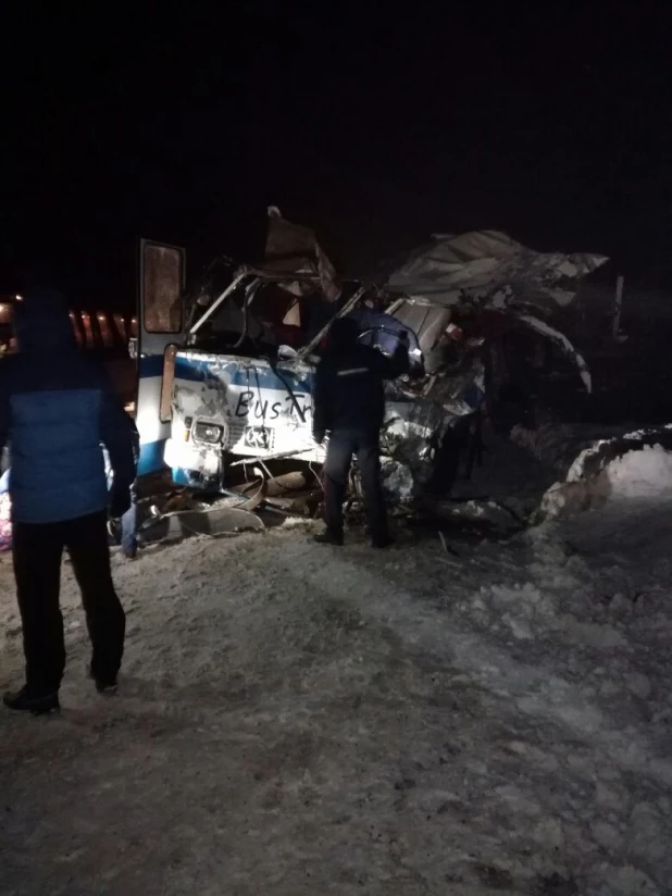 В Алтайском крае на трассе столкнулись два автобуса