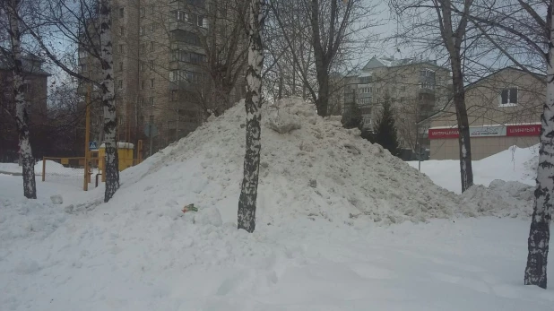 Сугробы около парка "Арлекино".