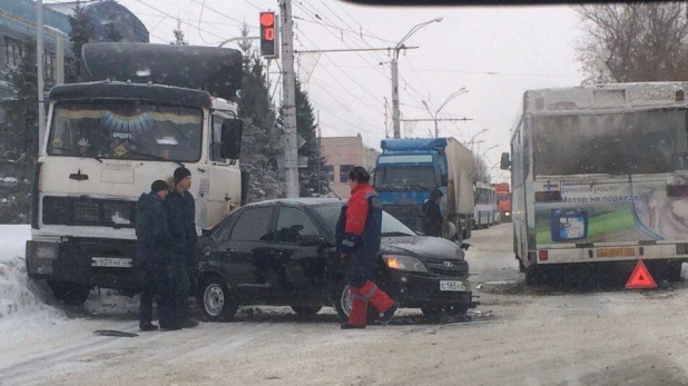 В Барнауле столкнулись тягач и "Лада".