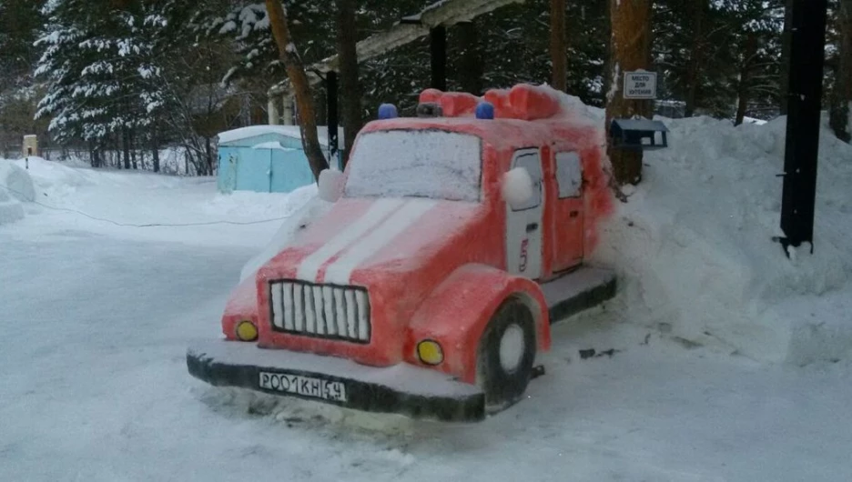 Новосибирские пожарные на Новый год слепили фигуры из снега.