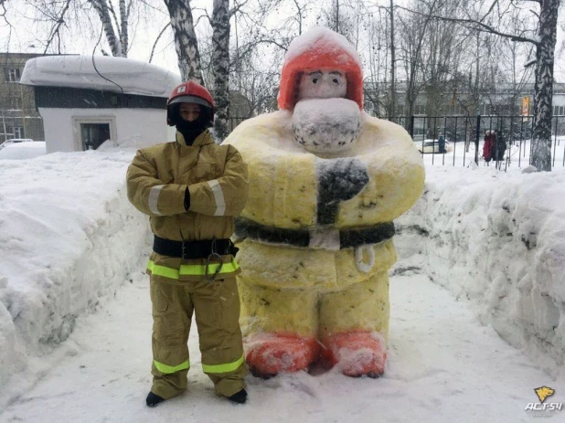 Новосибирские пожарные на Новый год слепили фигуры из снега.