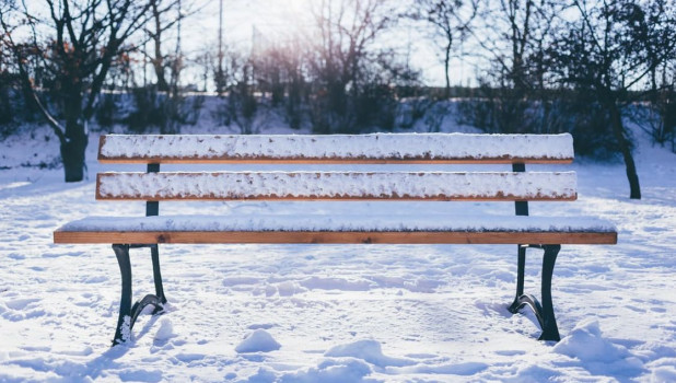 Зима. Скамейка в снегу.