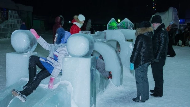 Ледовый городок на пл. Сахарова, 2017 год.