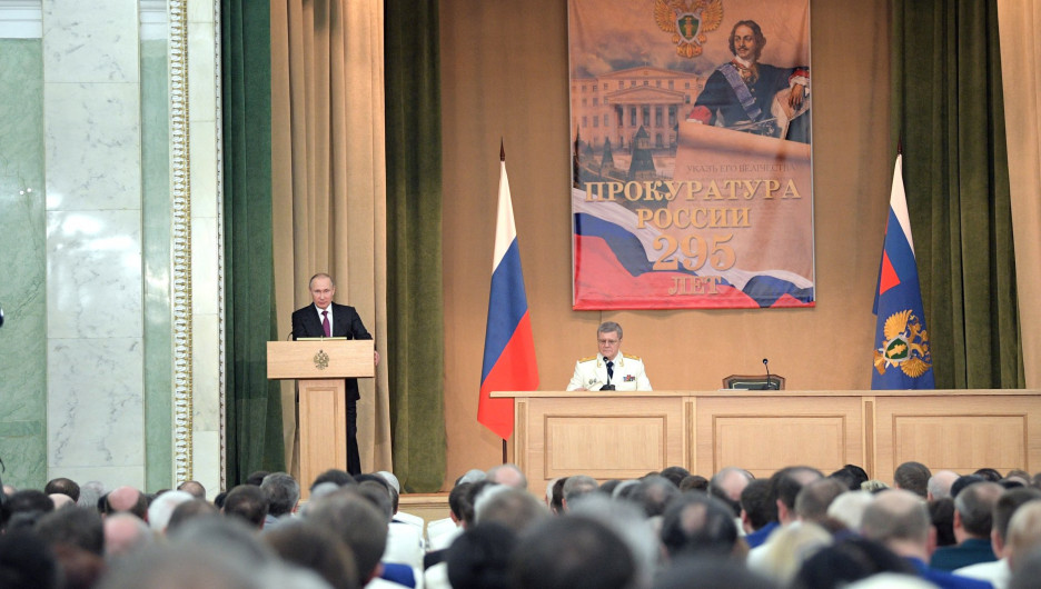 Владимир Путин поздравил прокуроров с 295-летием прокуратуры России.