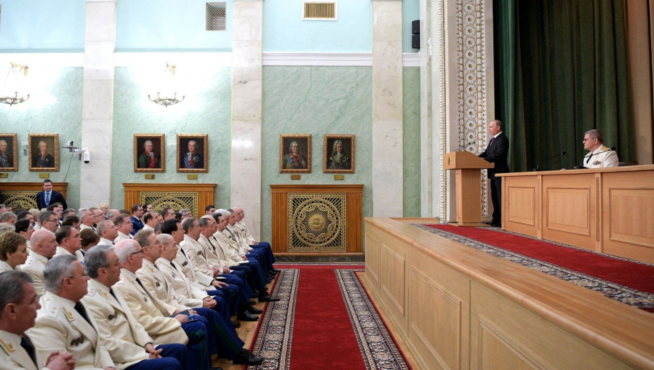 Владимир Путин поздравил прокуроров с 295-летием прокуратуры России.