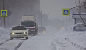 Пешеходный переход. Автомобили в Барнауле в метель.