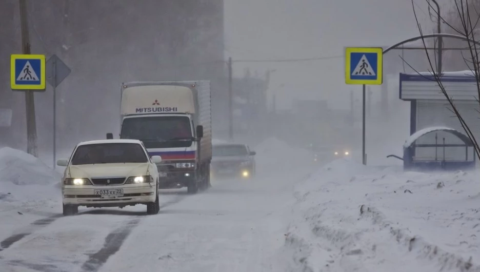 Пешеходный переход. Автомобили в Барнауле в метель.