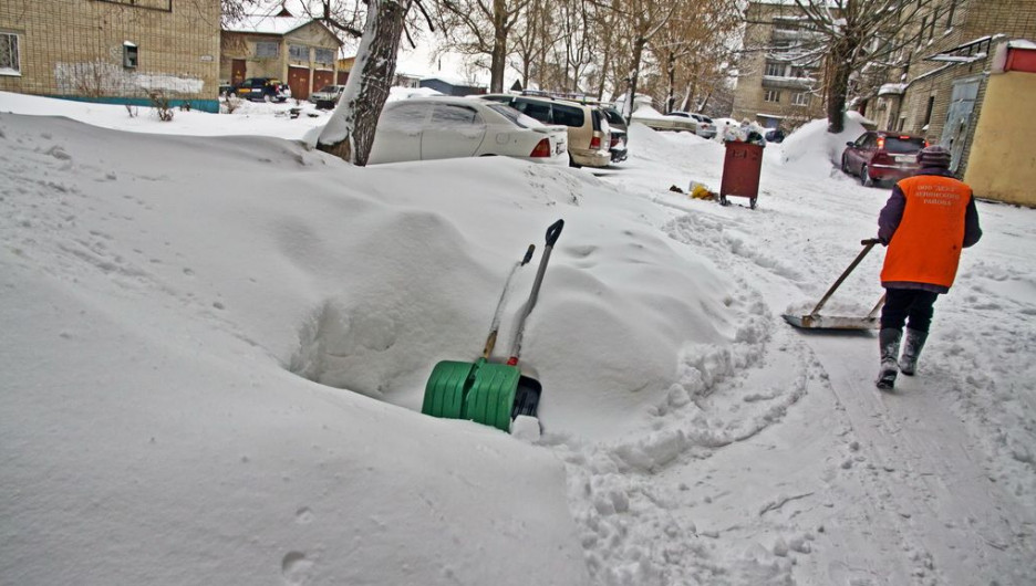 Бийчане устали ждать и вышли самостоятельно чистить дороги от снега. Ситуацией заинтересовалась прокуратура