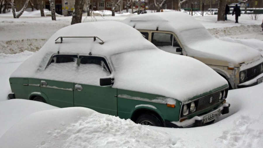 Зима. Много снега. Автомобили.