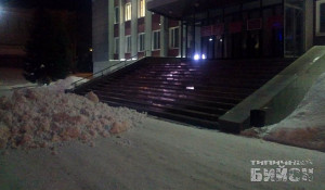 В Бийске "КамАЗ" вывалил снег у здания администрации.
