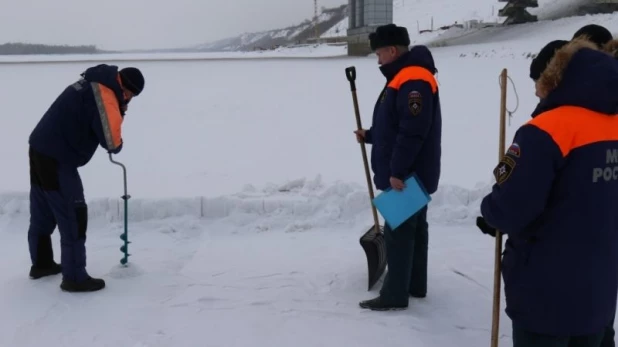 Проверка прочности льда.