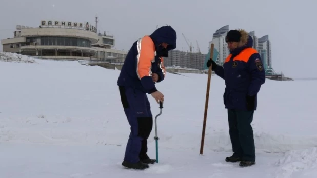 Проверка прочности льда.