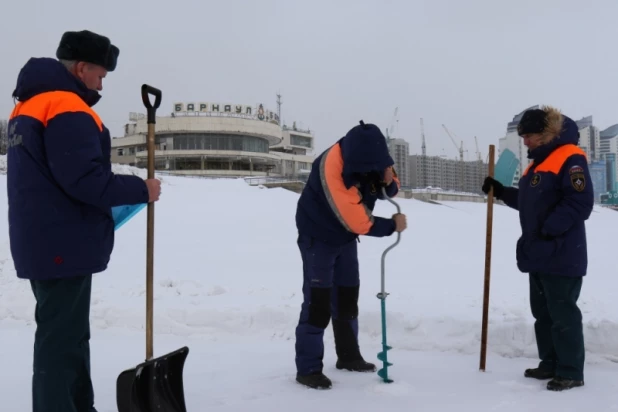 Проверка прочности льда.