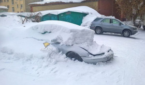 В Новосибирске грузовик поехал по засыпанной снегом машине 